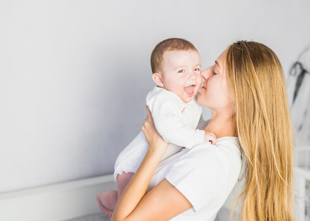 Foto gratuita madre jugando con su bebé