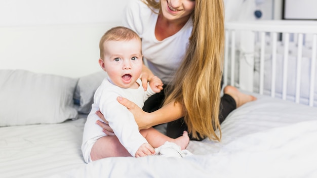 Madre jugando con su bebé