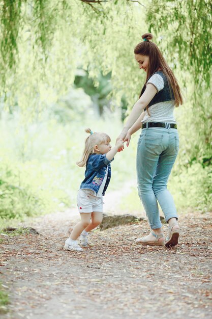 Madre jugando con su hija agarradas de las manos