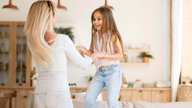 Madre jugando con su hija en casa