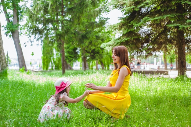 Madre jugando con su hija pequeña