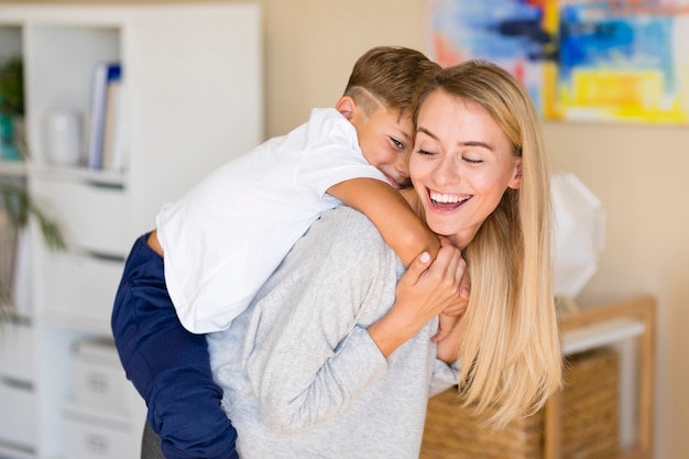 Foto gratuita madre jugando con su hijo en la sala de estar