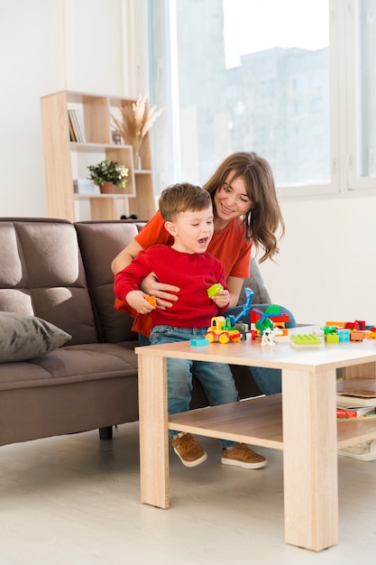 Madre jugando con su hijo