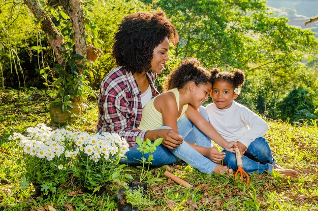 Madre junto a sus dos hijas