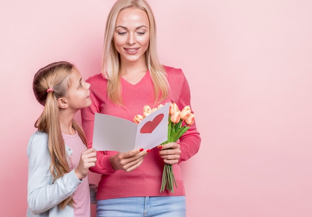 Foto gratuita madre leyendo la carta de su hija