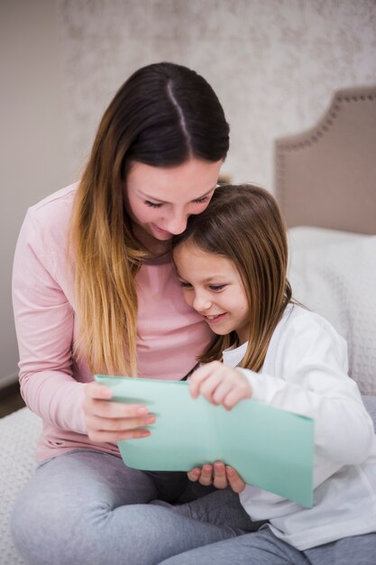 Madre leyendo junto con hija