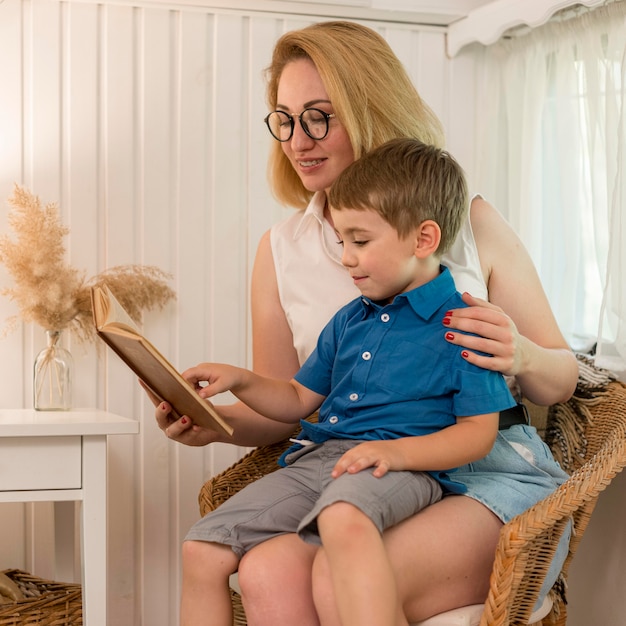 Foto gratuita madre leyendo a su hijo en una caravana