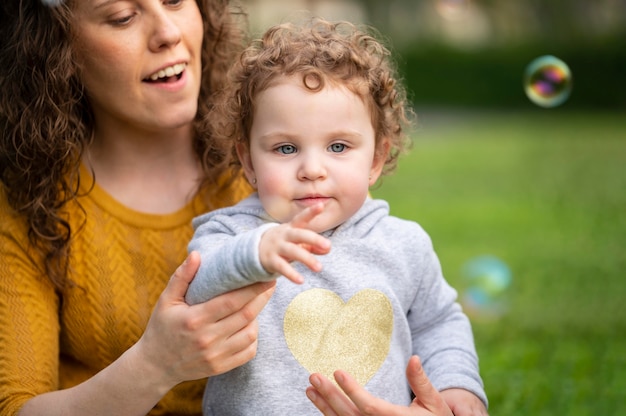 Madre lgbt al aire libre en el parque con su hijo