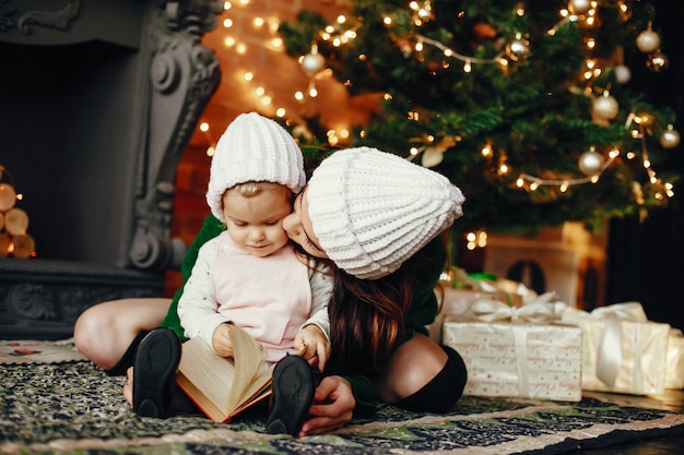 Foto gratuita madre con linda hija en casa