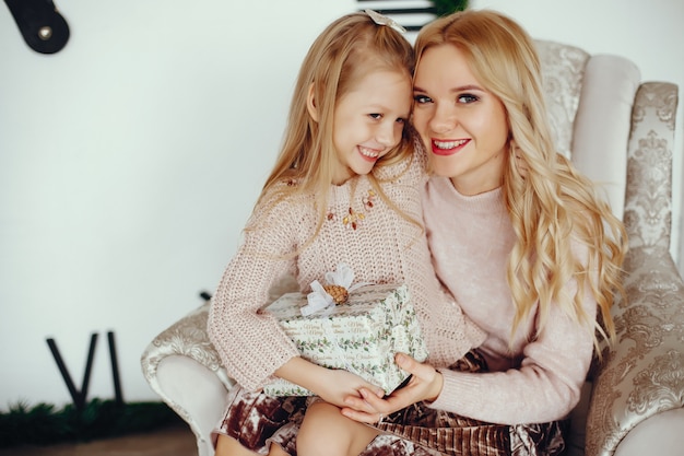 Madre con linda hija en casa