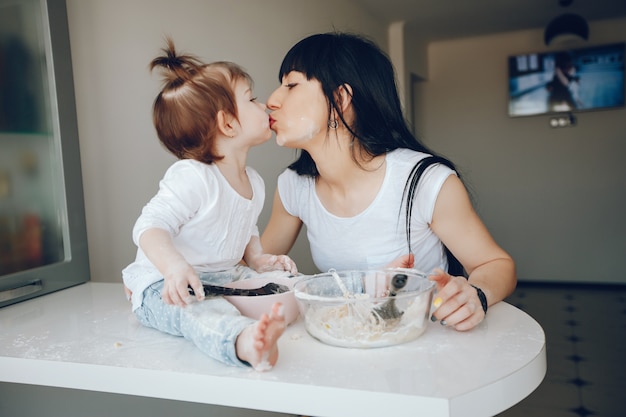 Foto gratuita madre con linda hija