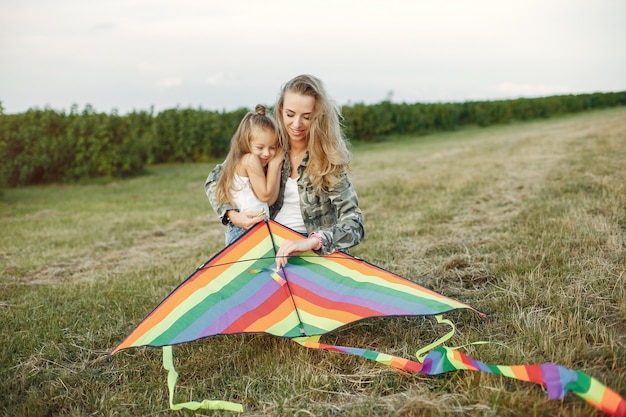 Madre con linda hijita en un campo de verano