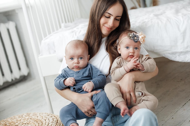 Foto gratuita madre y lindo bebé interior en casa