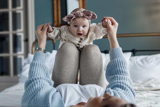 Foto gratuita madre y lindo bebé interior