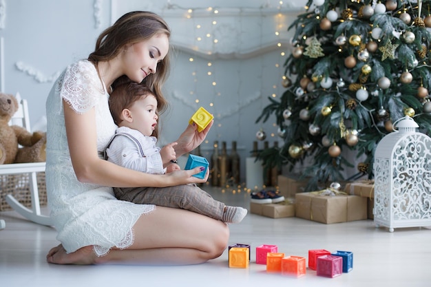 Foto gratuita madre con lindo bebé interior