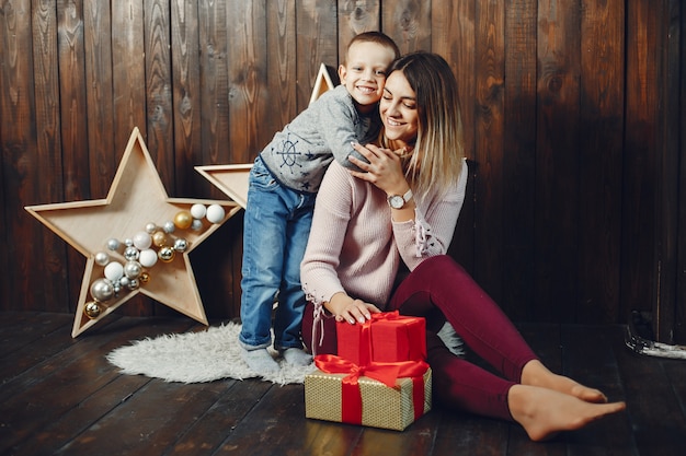 Foto gratuita madre con lindo hijo celebrando la navidad