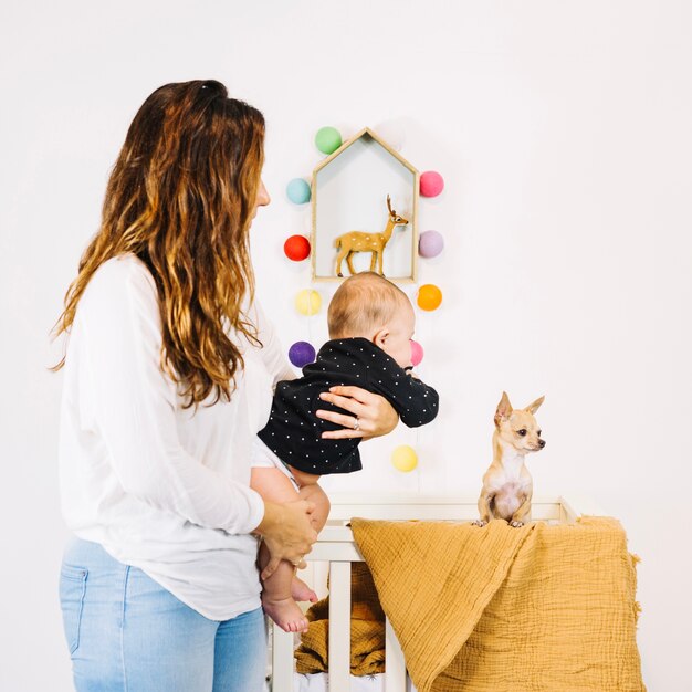 Madre mostrando perro al bebé