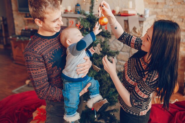 Madre mostrando a su bebé una bola de navidad