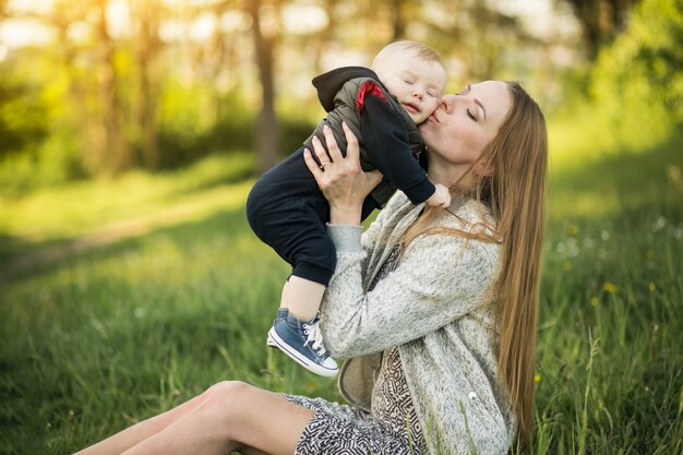 Madre mujer niño caminata