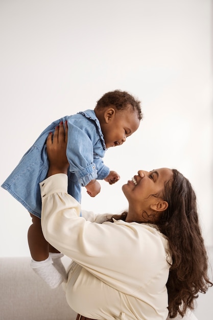 Madre negra tomando coche de su hijo