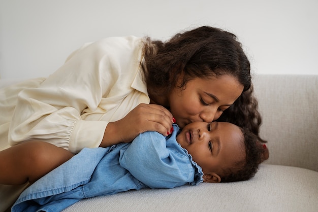 Madre negra tomando coche de su hijo