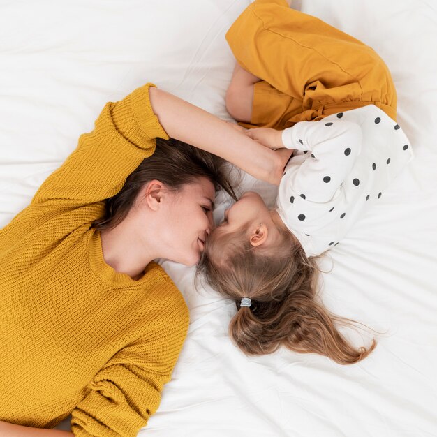 Madre y niña, en cama