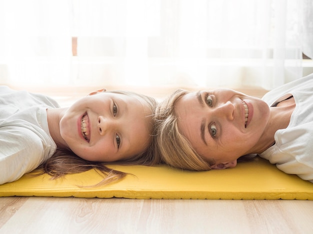 Foto gratuita madre y niña descansando