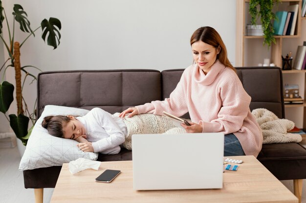 Madre y niña enferma de tiro medio