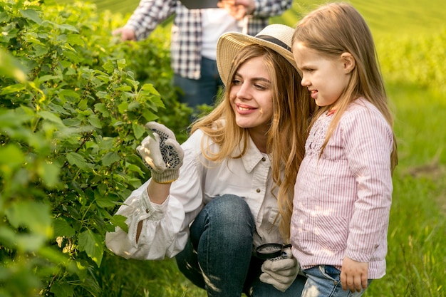 Madre con niña en la granja