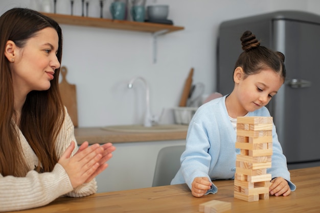 Foto gratuita madre y niña jugando tiro medio