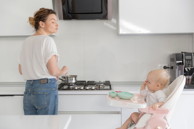 Foto gratuita madre y niña juntas en la cocina