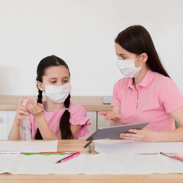 Madre y niña con máscaras médicas