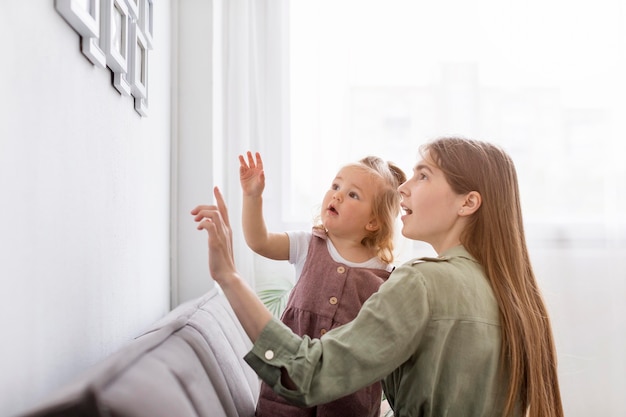 Foto gratuita madre y niña mirando el marco