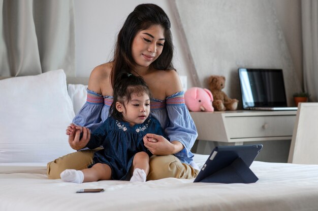 Madre y niña mirando tableta