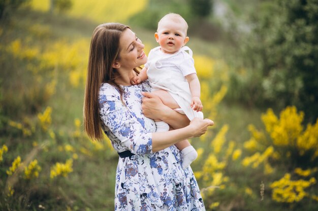 Madre con niña pequeña