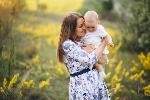 Madre con niña pequeña