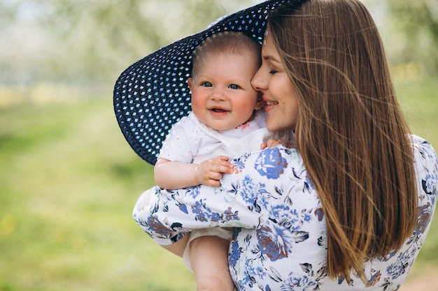 Madre con niña pequeña