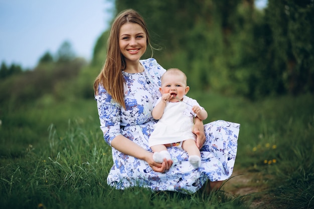 Madre con niña pequeña