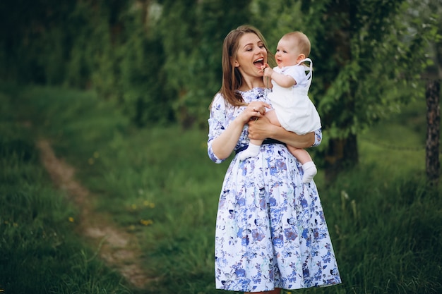 Foto gratuita madre con niña pequeña