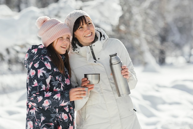 Foto gratuita madre y niña sonriente de tiro medio