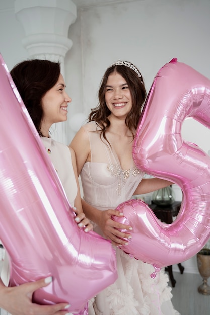 Madre y niña sonriente de tiro medio