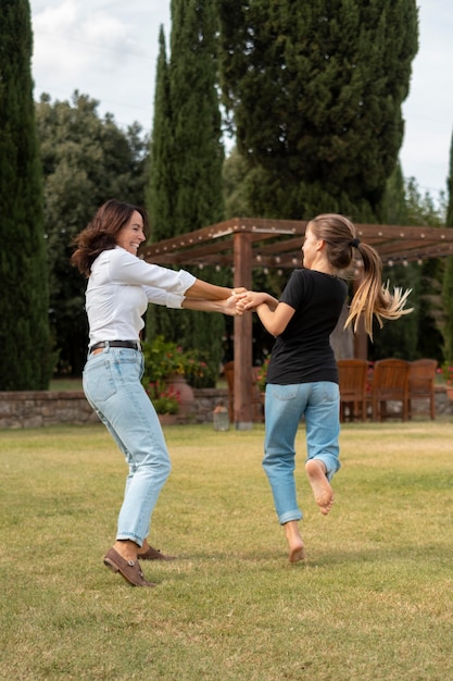 Foto gratuita madre y niña de tiro completo en la naturaleza