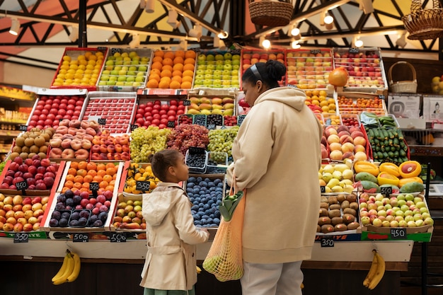 Madre y niña de tiro medio de compras