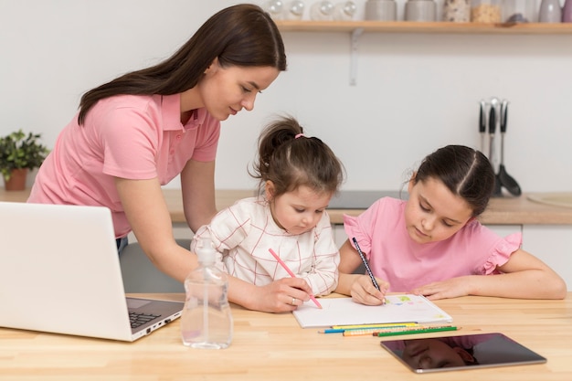 Madre y niñas para colorear