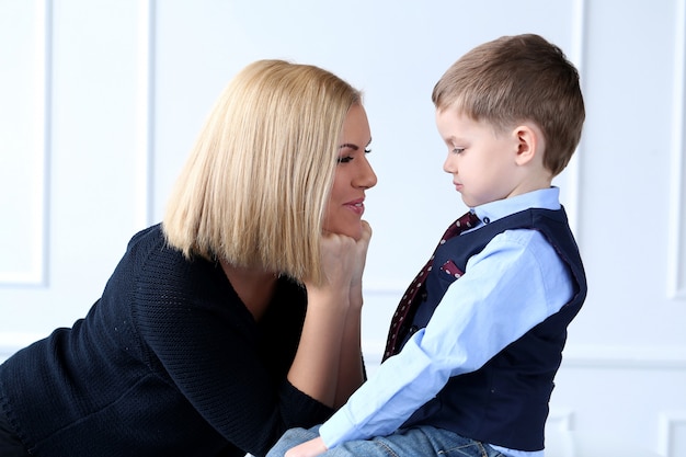 Madre con niño adorable