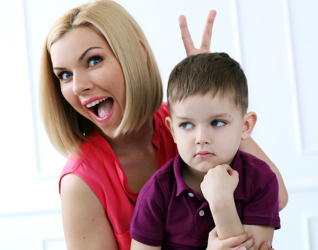 Madre con niño adorable