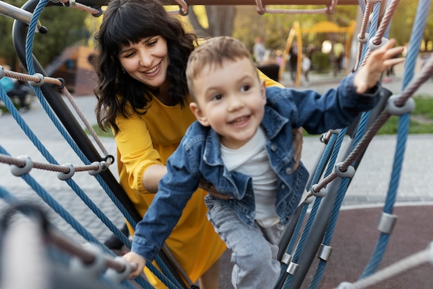 Madre y niño de alto ángulo jugando juntos