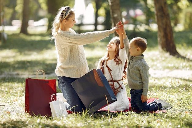 Madre con niño con bolsa de compras en una ciudad