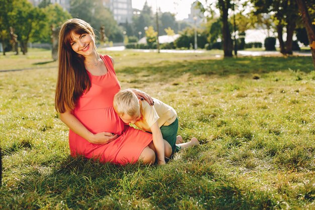 Madre con niño jugando en un parque de verano