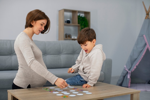 Foto gratuita madre y niño jugando vista lateral del juego